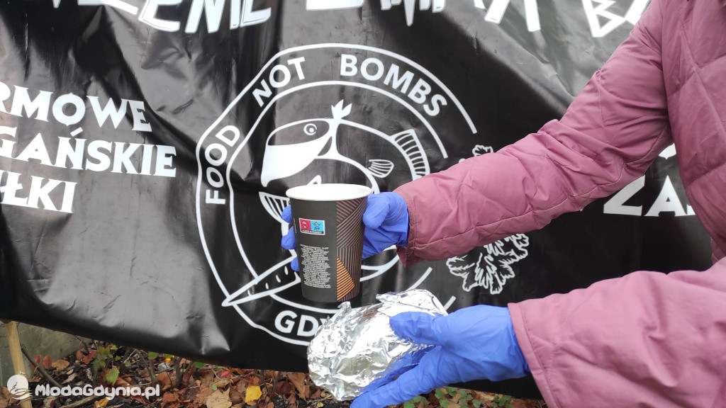 Jedzenie zamiast bomb - posiłki dla potrzebujących  Gdyni