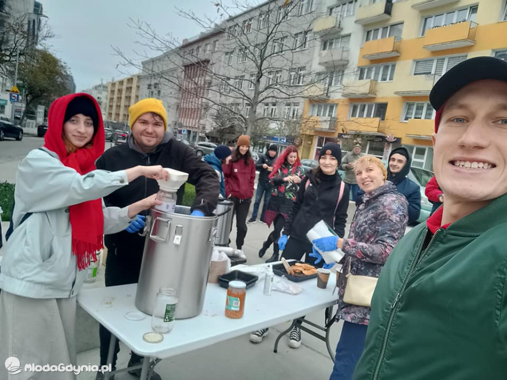 Jedzenie zamiast bomb - posiłki dla potrzebujących  Gdyni