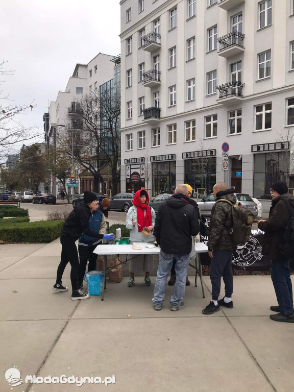 Jedzenie zamiast bomb - posiłki dla potrzebujących  Gdyni