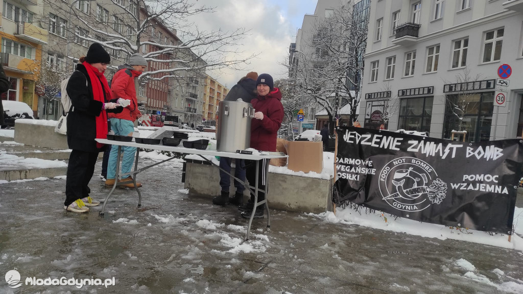 Jedzenie zamiast bomb - posiłki dla potrzebujących  Gdyni