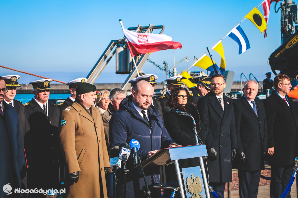 Podniesienie bandery na ORP Mewa