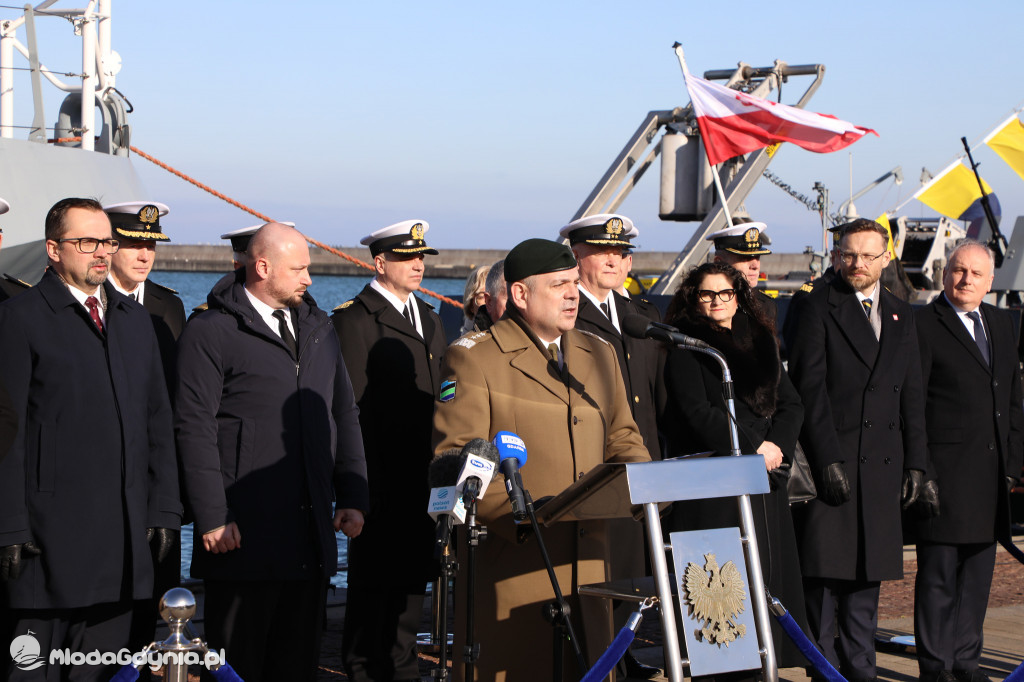 Podniesienie bandery na ORP Mewa