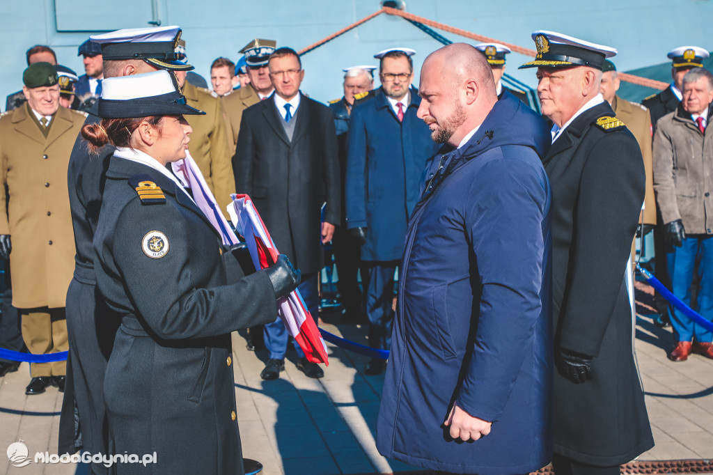Podniesienie bandery na ORP Mewa