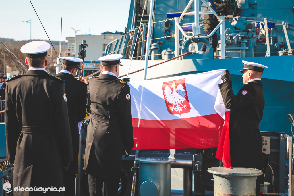 Podniesienie bandery na ORP Mewa
