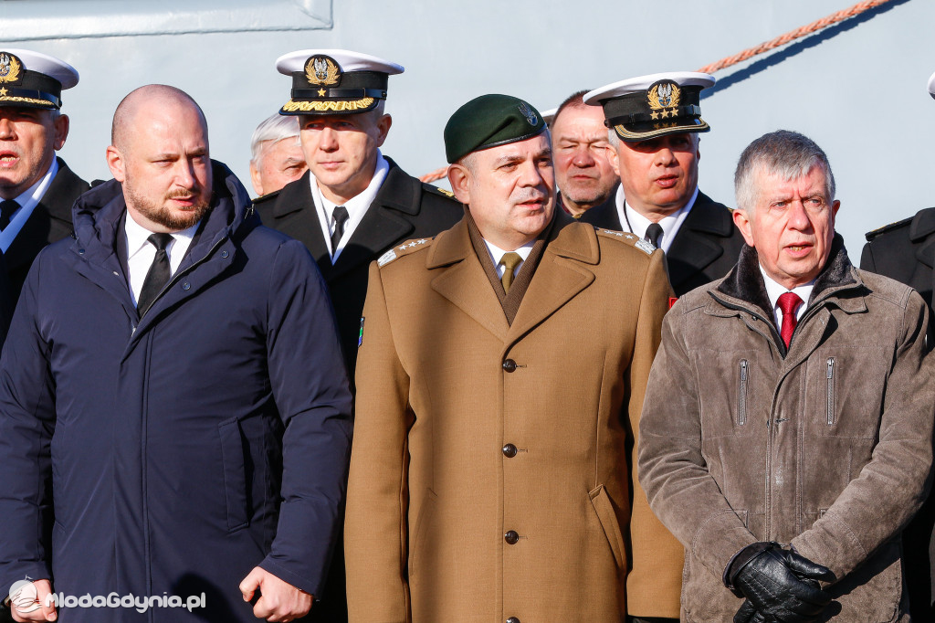 Podniesienie bandery na ORP Mewa