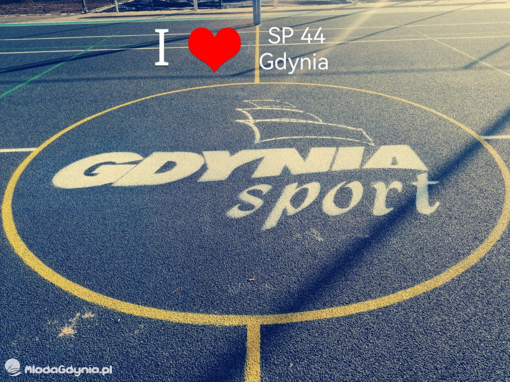 SP 44 - Klasa sportowa 8 c korzysta z długo wyczekiwanego obiektu sportowego