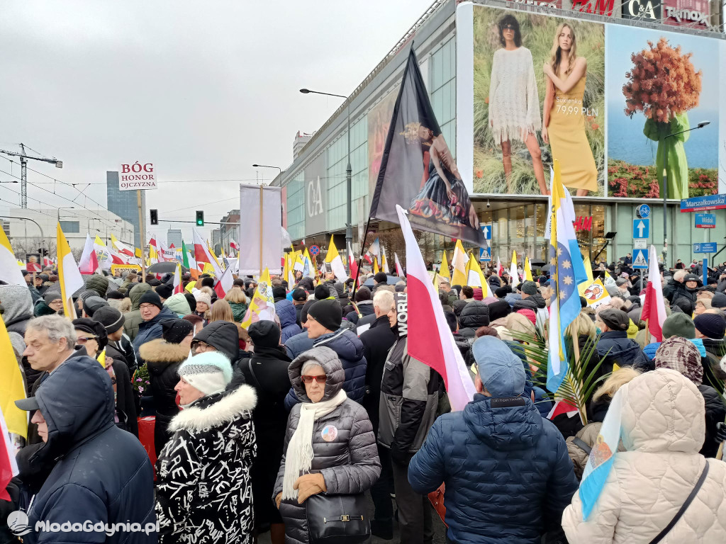 Marsz Papieski - 2 kwietnia 2023 Warszawa - Klub Gazety Polskiej Czarne
