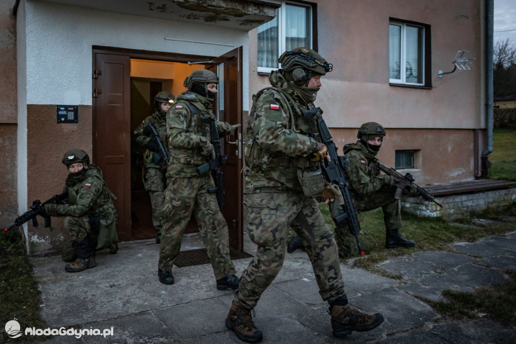 Pomorscy terytorialsi odbili szkołę z rąk dywersantów