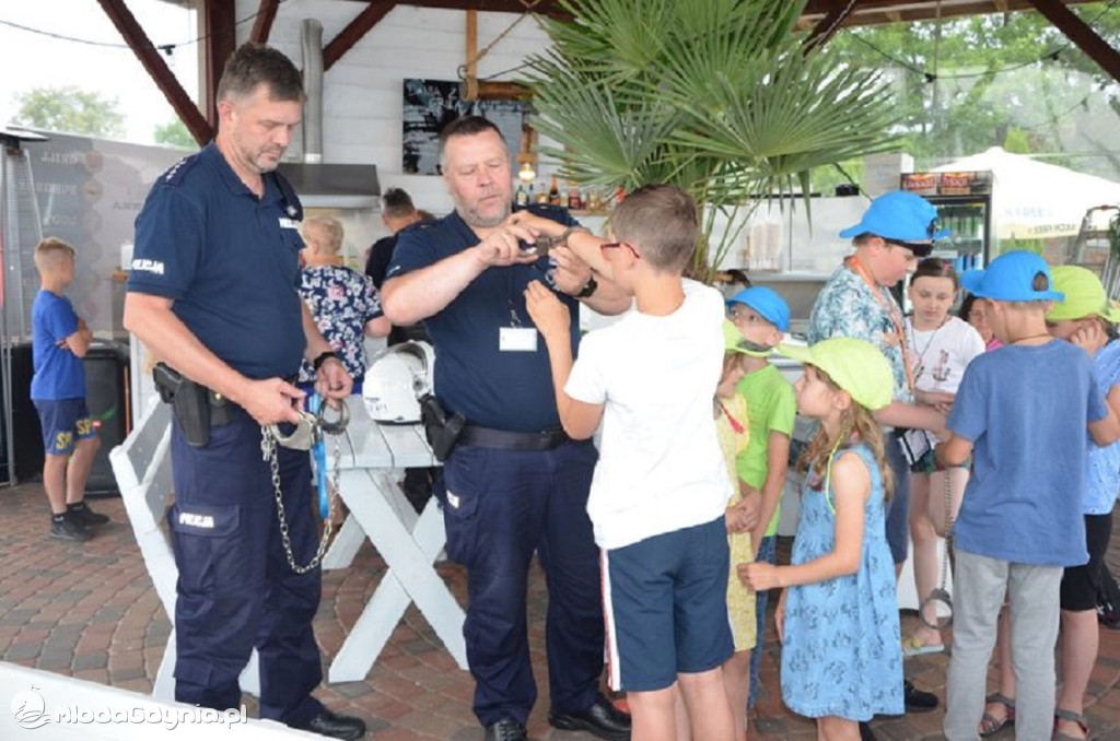 Wejherowo – Policjanci spotkali się z uczestnikami kolonii letnich w Nadolu na przystani