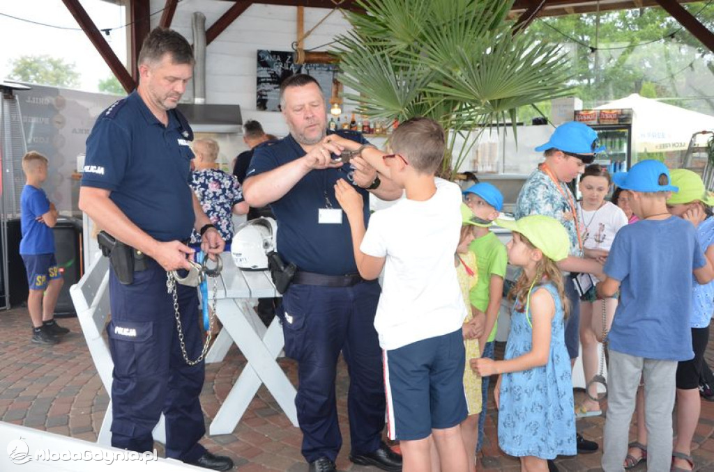 Wejherowo – Policjanci spotkali się z uczestnikami kolonii letnich w Nadolu na przystani