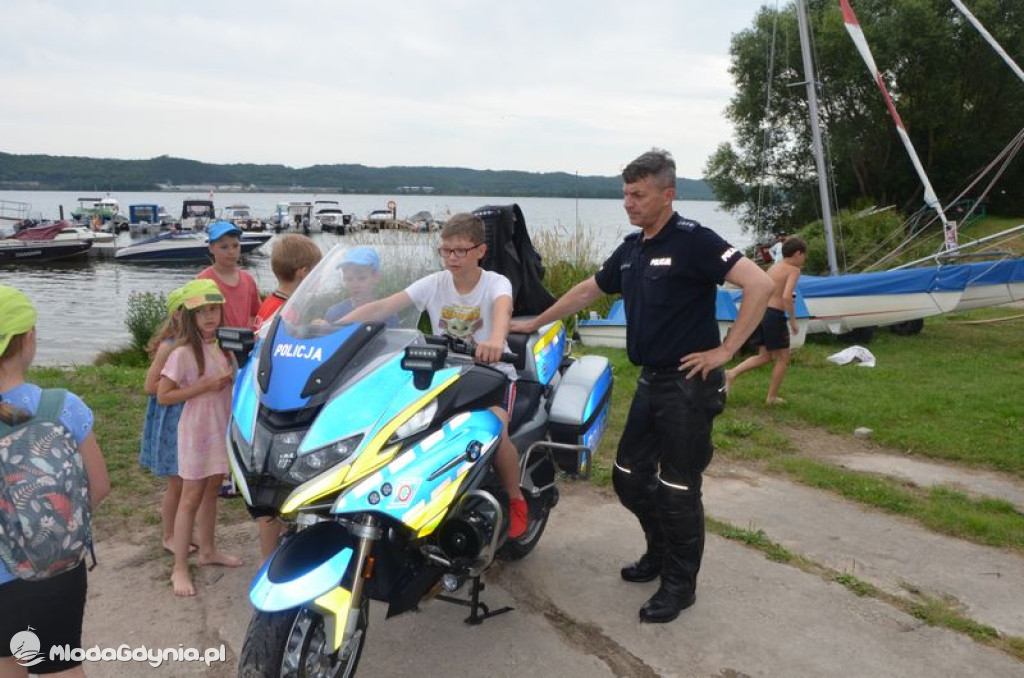 Wejherowo – Policjanci spotkali się z uczestnikami kolonii letnich w Nadolu na przystani