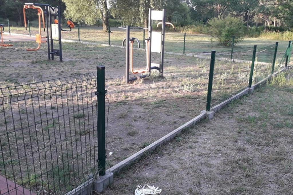 CZARNE -  zdewastowany plac zabaw