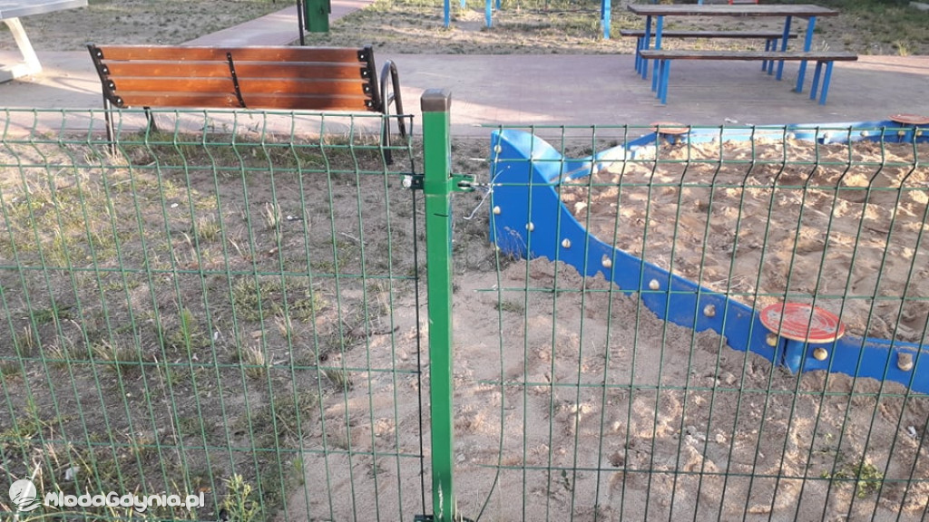 CZARNE -  zdewastowany plac zabaw