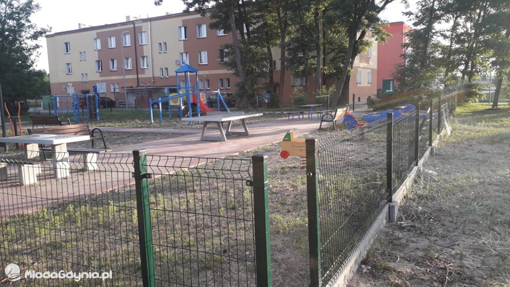CZARNE -  zdewastowany plac zabaw