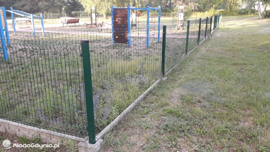 CZARNE -  zdewastowany plac zabaw