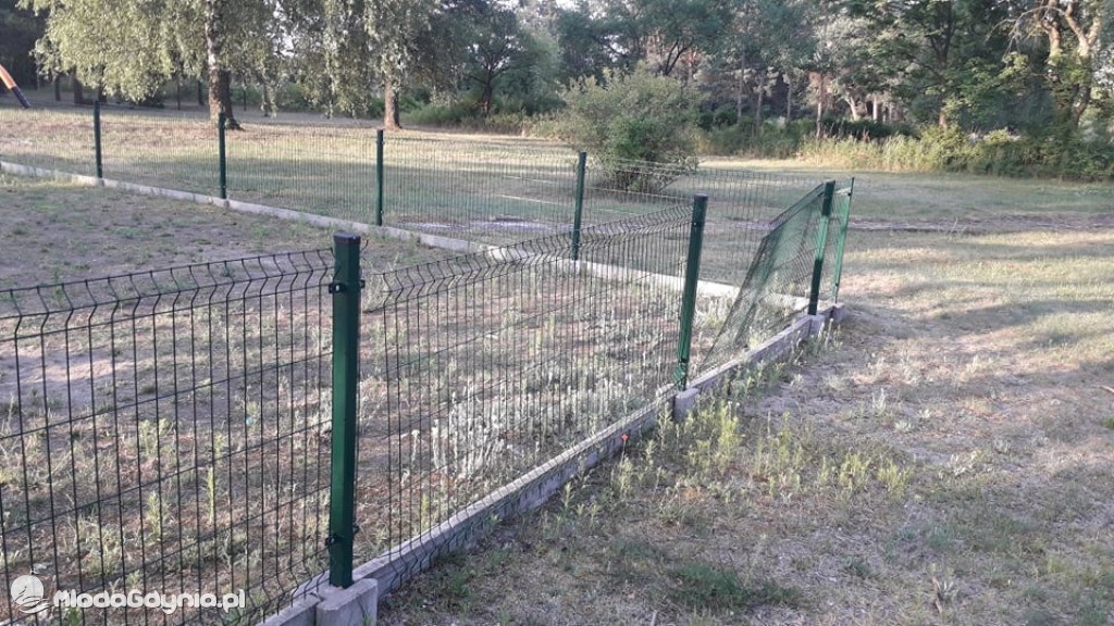 CZARNE -  zdewastowany plac zabaw