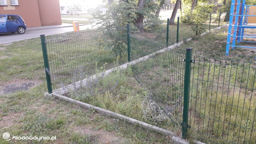 CZARNE -  zdewastowany plac zabaw