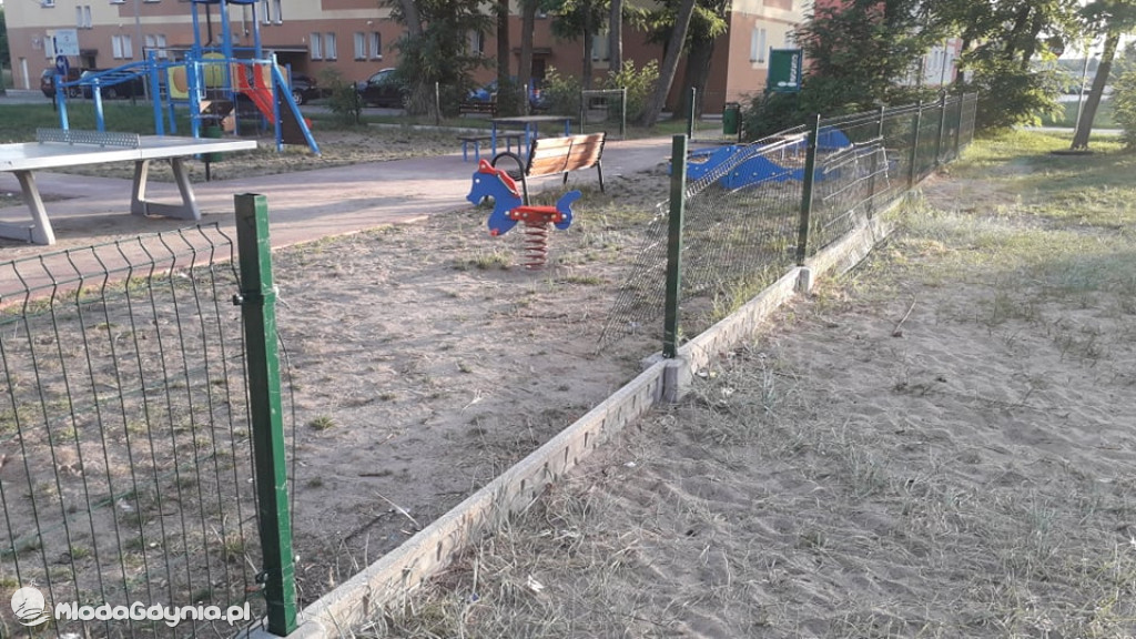 CZARNE -  zdewastowany plac zabaw