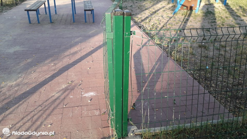 CZARNE -  zdewastowany plac zabaw
