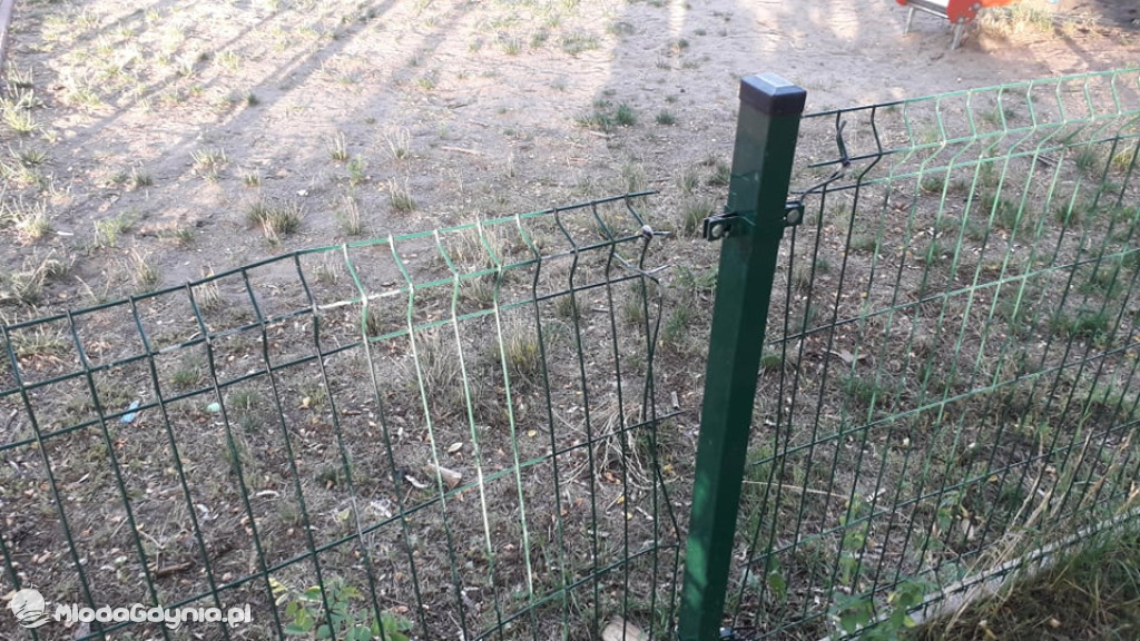 CZARNE -  zdewastowany plac zabaw