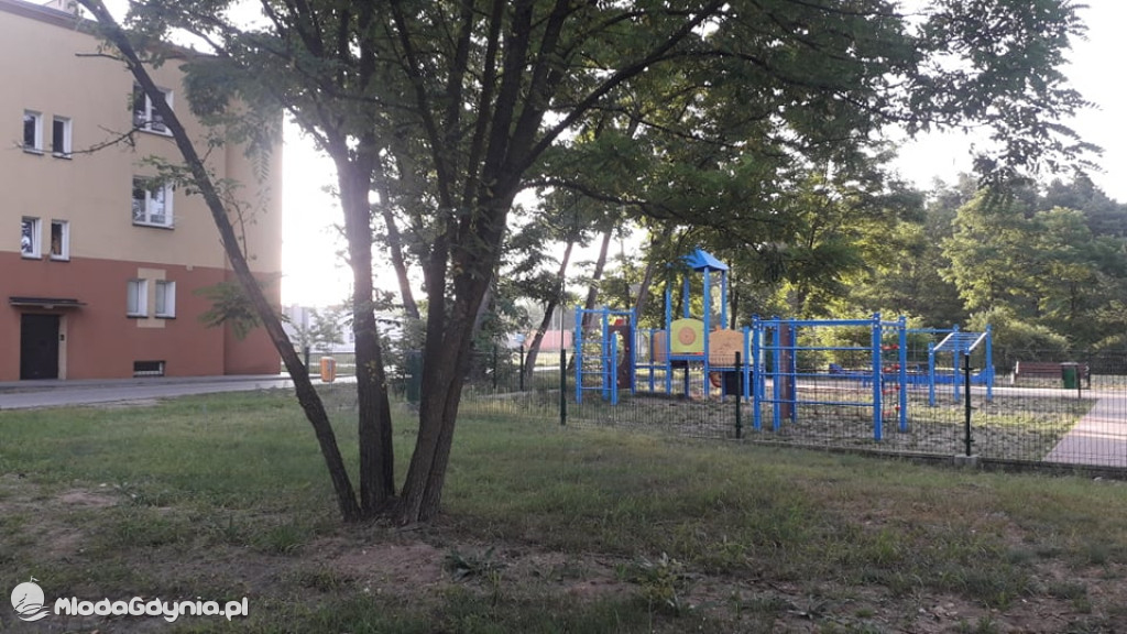 CZARNE -  zdewastowany plac zabaw