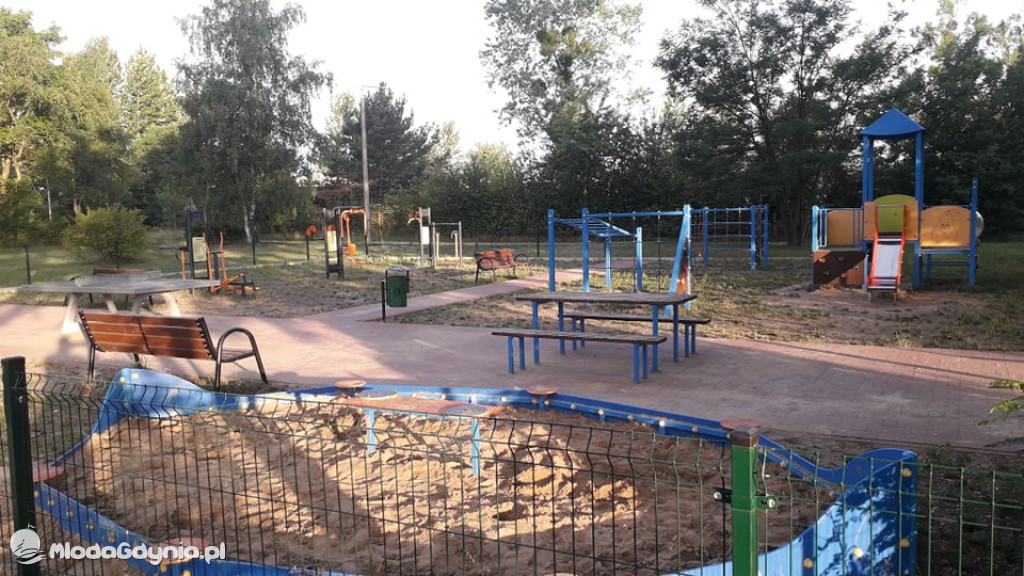 CZARNE -  zdewastowany plac zabaw