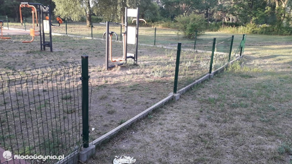 CZARNE -  zdewastowany plac zabaw