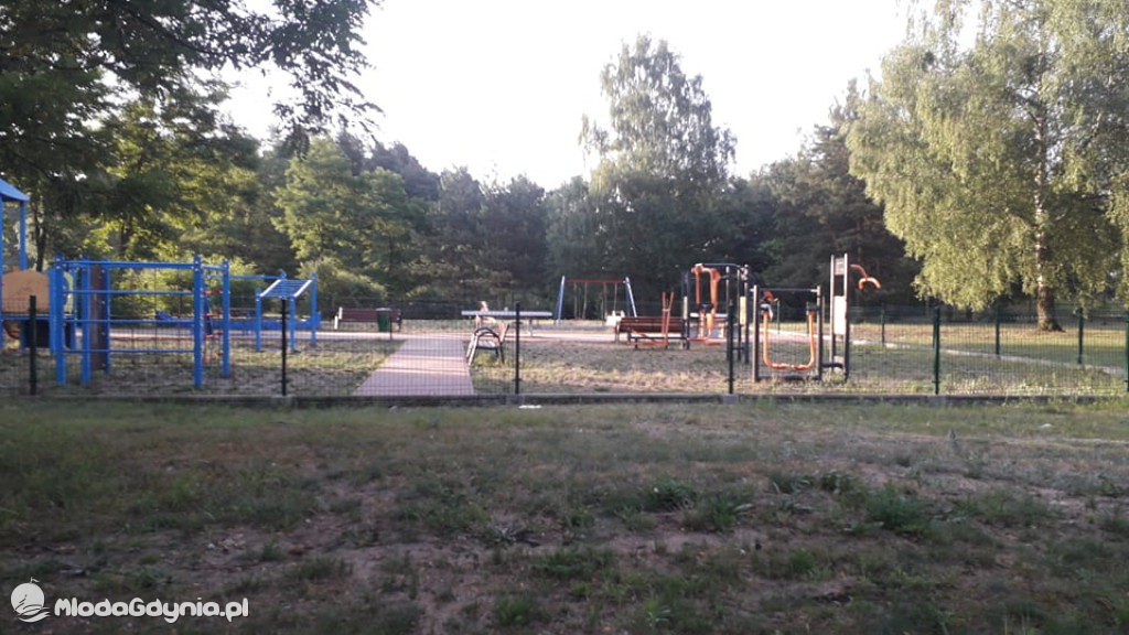 CZARNE -  zdewastowany plac zabaw