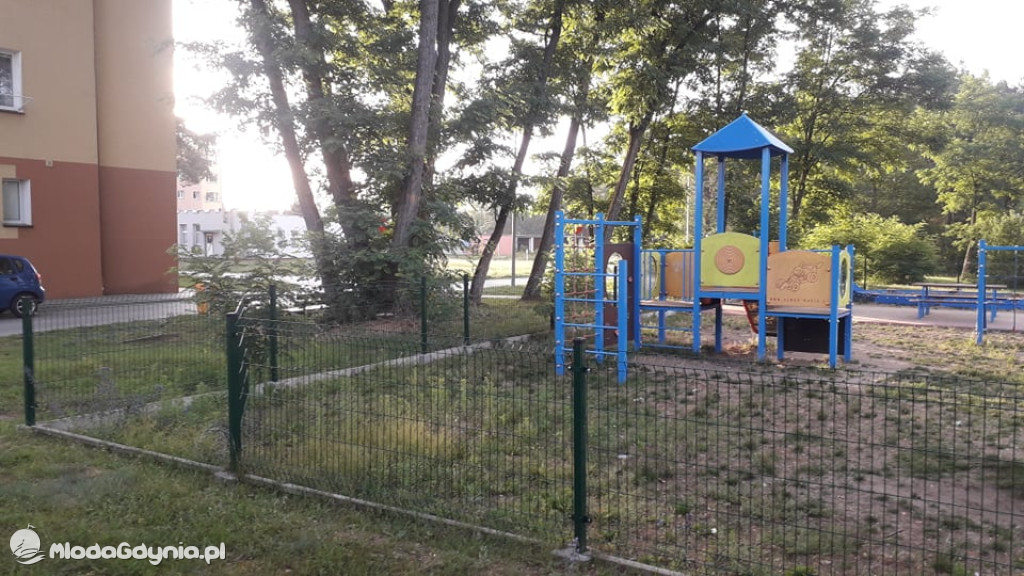 CZARNE -  zdewastowany plac zabaw