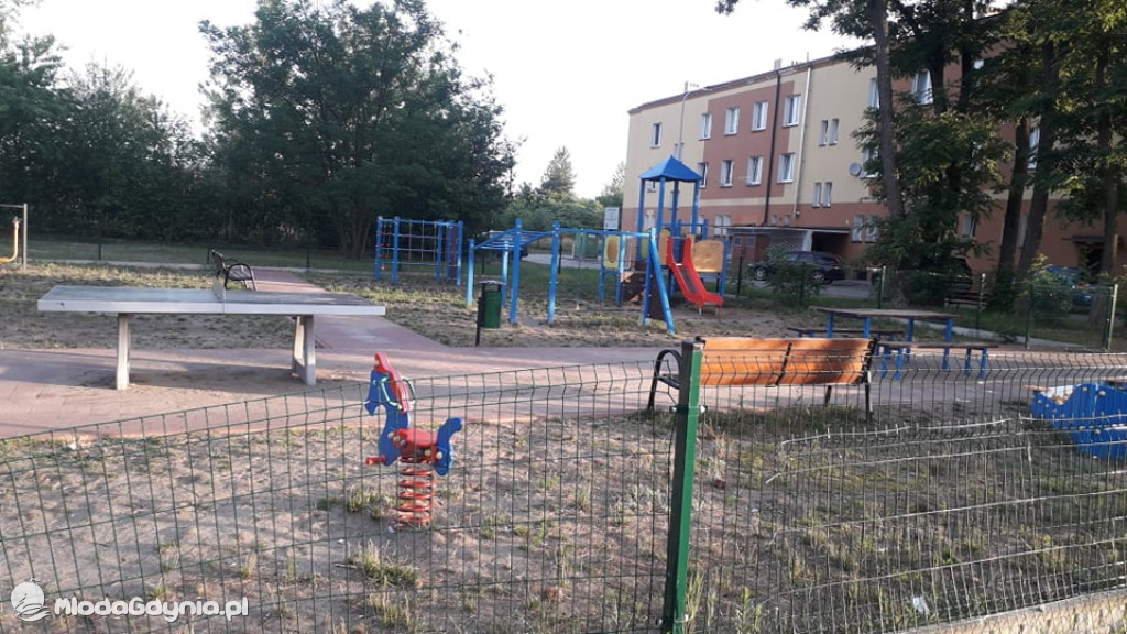 CZARNE -  zdewastowany plac zabaw