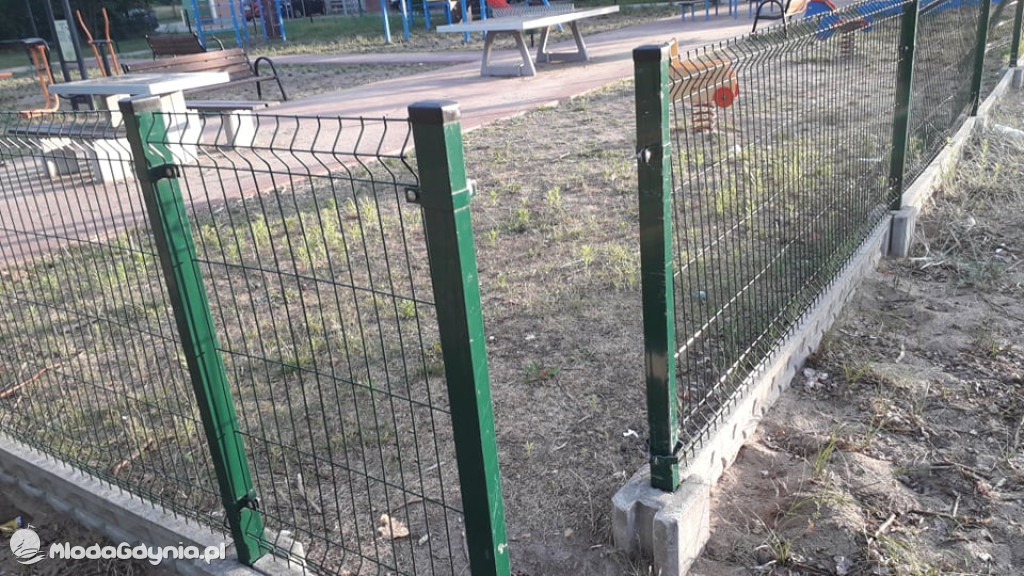 CZARNE -  zdewastowany plac zabaw