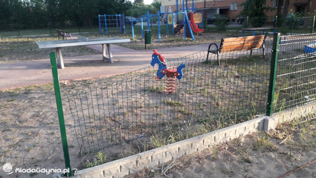 CZARNE -  zdewastowany plac zabaw
