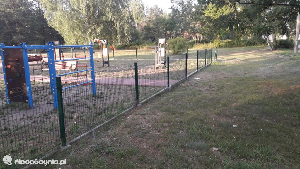 CZARNE -  zdewastowany plac zabaw