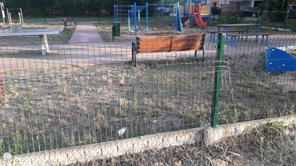 CZARNE -  zdewastowany plac zabaw