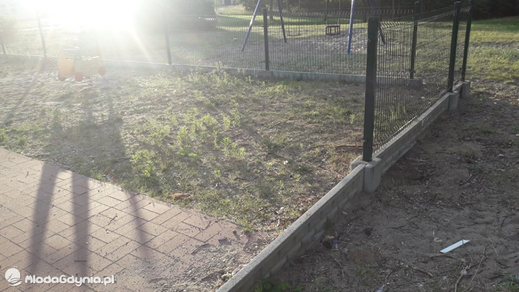 CZARNE -  zdewastowany plac zabaw