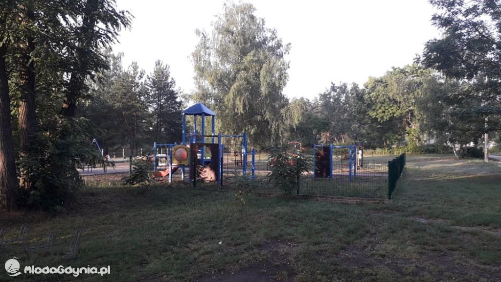 CZARNE -  zdewastowany plac zabaw