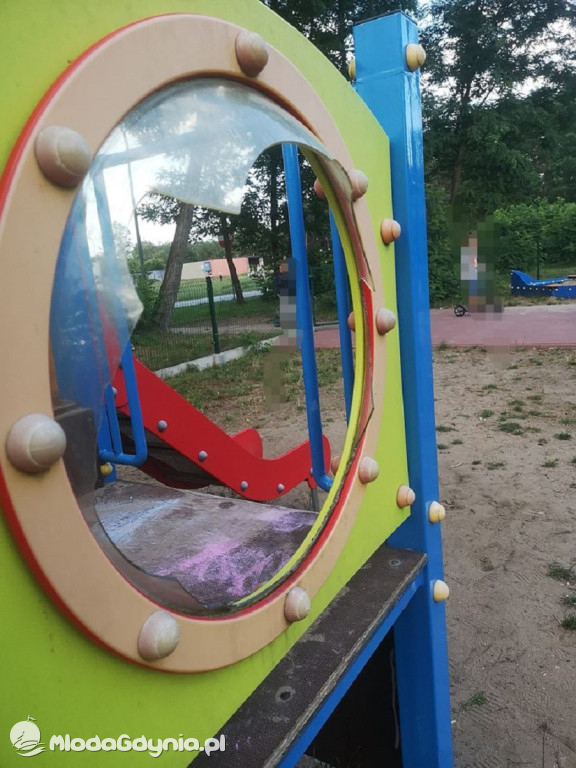 CZARNE -  zdewastowany plac zabaw