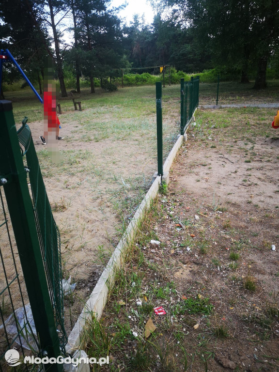 CZARNE -  zdewastowany plac zabaw