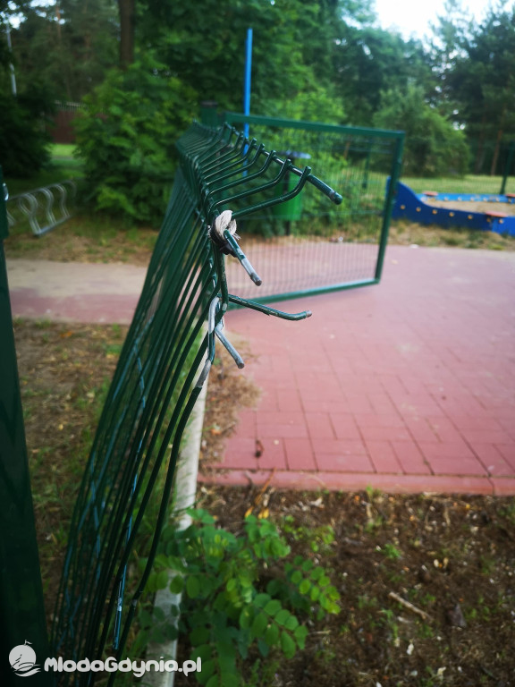 CZARNE -  zdewastowany plac zabaw