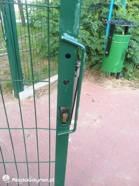 CZARNE -  zdewastowany plac zabaw