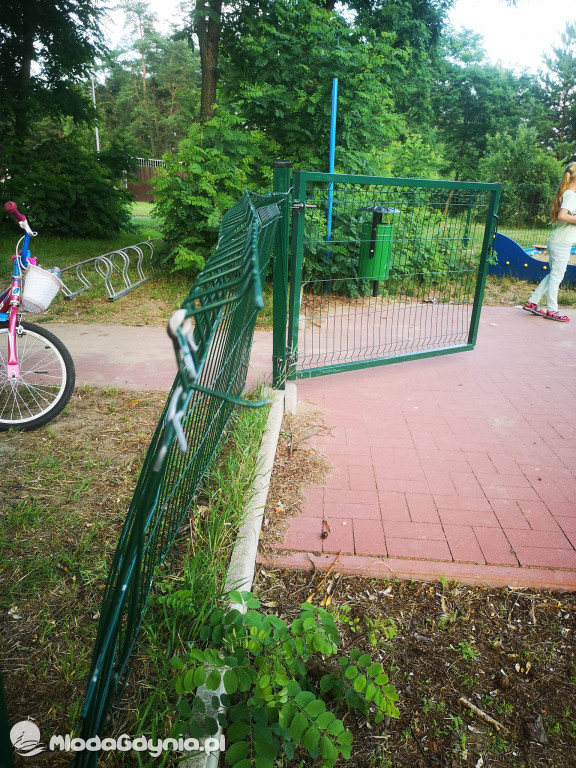 CZARNE -  zdewastowany plac zabaw
