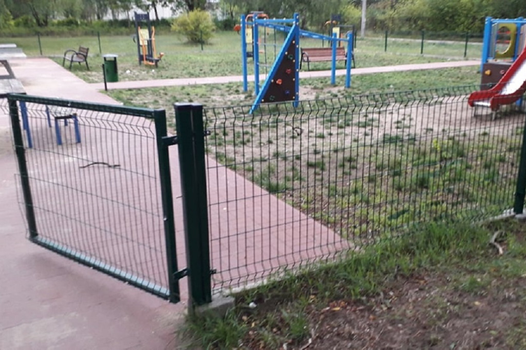Czarne - naprawiony plac zabaw