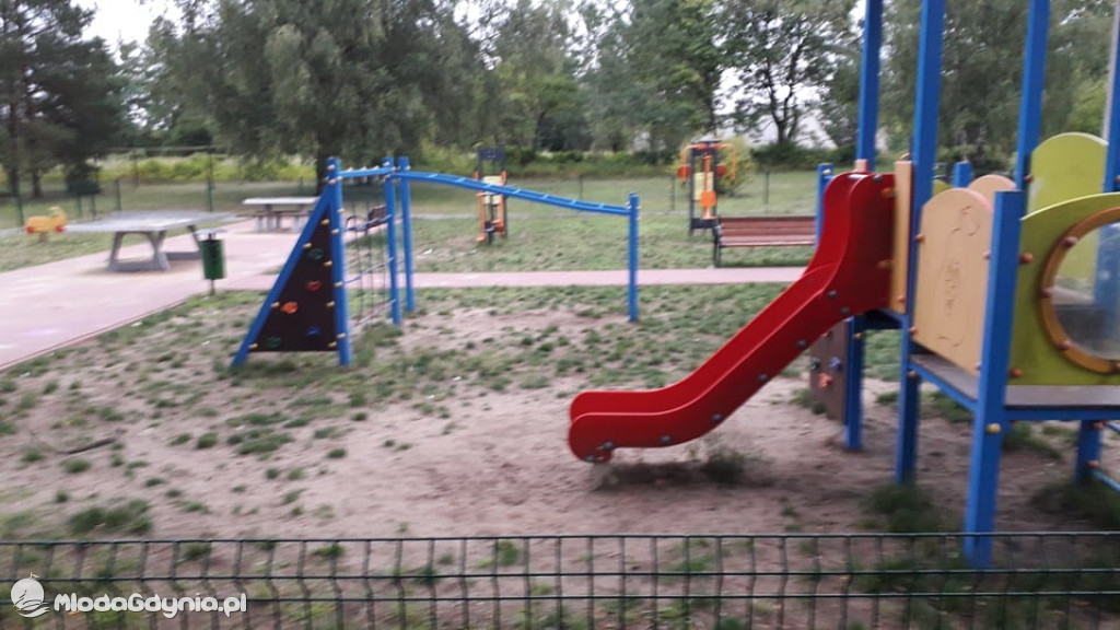 Czarne - naprawiony plac zabaw
