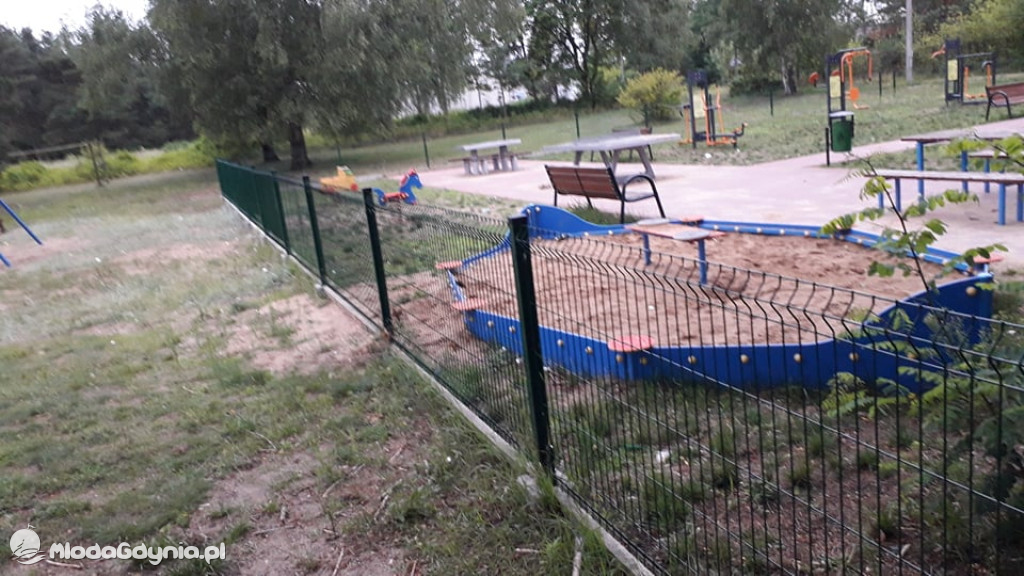 Czarne - naprawiony plac zabaw