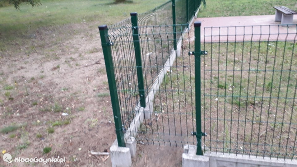Czarne - naprawiony plac zabaw
