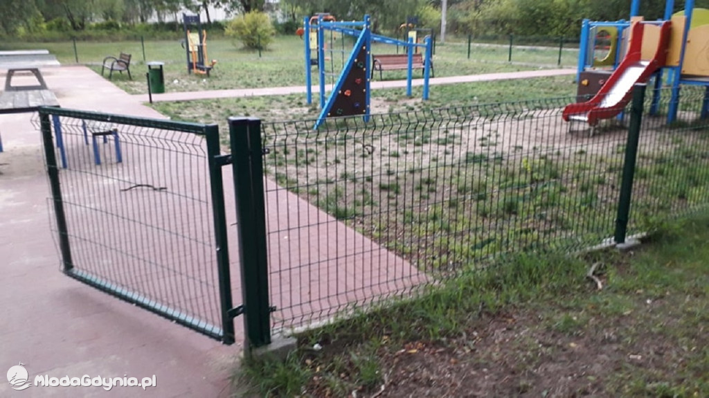 Czarne - naprawiony plac zabaw