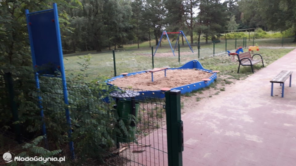 Czarne - naprawiony plac zabaw