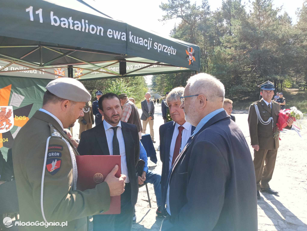 Czarne - Odsłonięcie tablicy pamiątkowej upamiętniającej osoby represjonowane w stanie wojennym