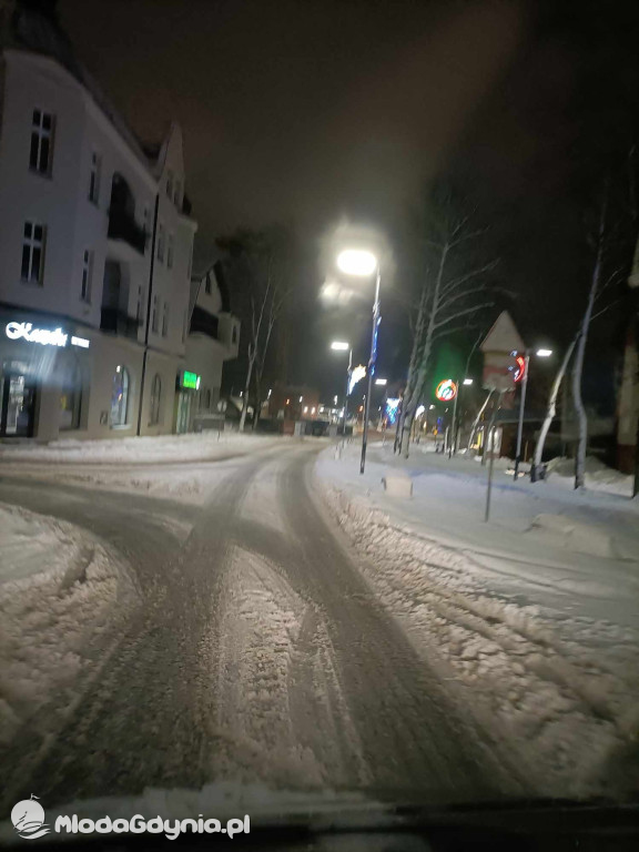 KARTUZY - śnieg i lód na drogach