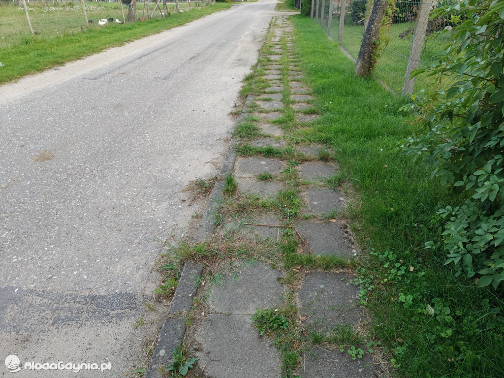 Chodniki w Nadziejewie - przed i po interwencji radnego Jerzego Terechowa